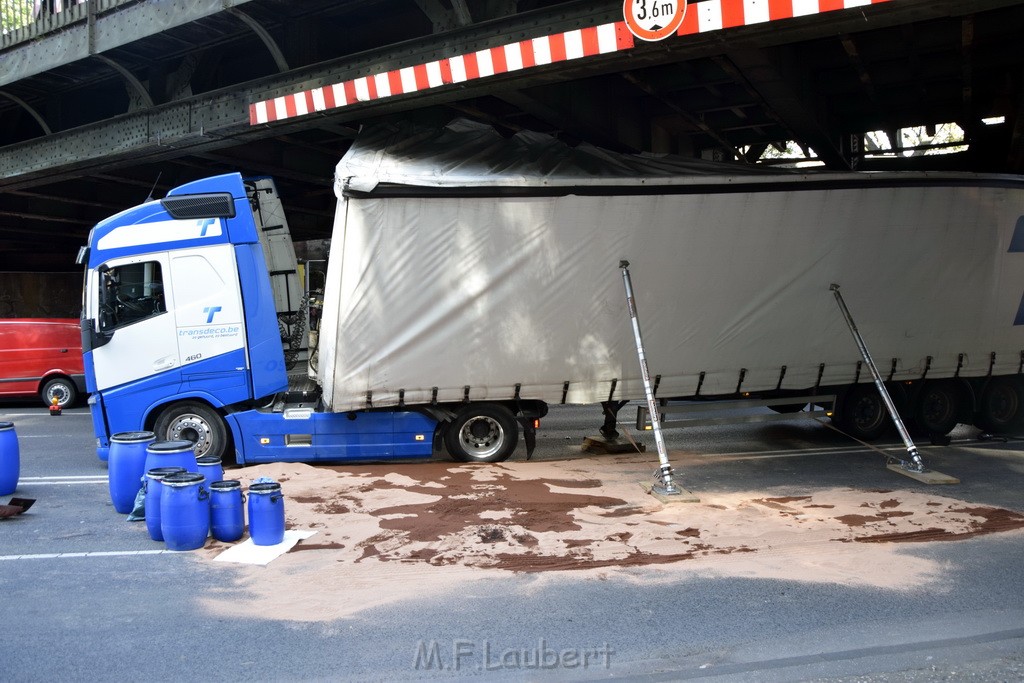 LKW blieb unter Bruecke haengen Koeln Ehrenfeld Innere Kanalstr Hornstr P152.JPG - Miklos Laubert